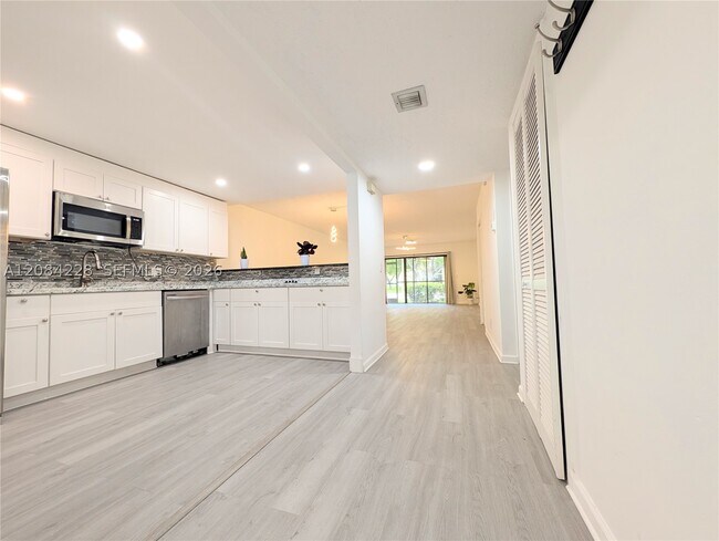 Building Photo - 310 Lakeview Dr