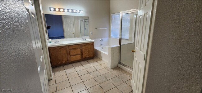Building Photo - 4646 Wood View St