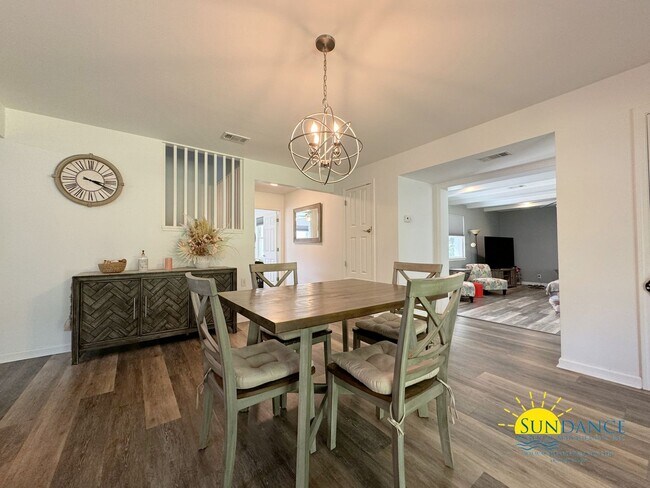 Building Photo - Stunning 3 Bedroom Home near Hurlburt Fiel...