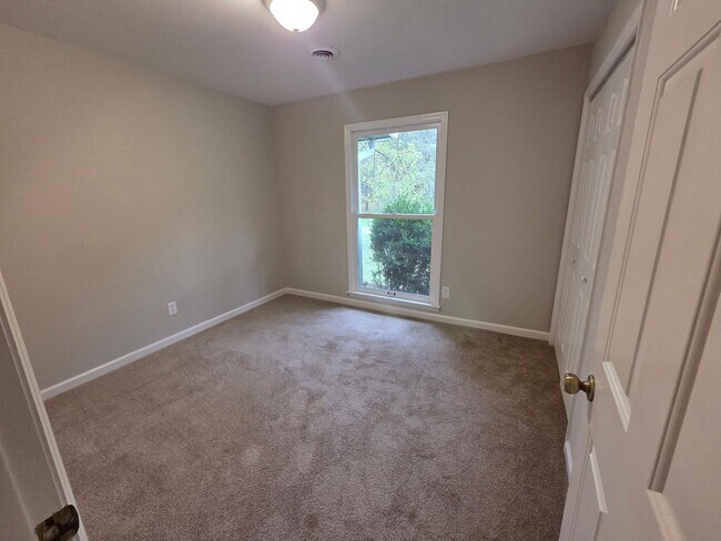 Building Photo - Charming 3BR/2BA Home in Woodbury!