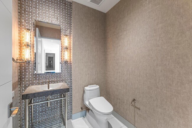 Building Photo - 6587 N Palmeraie Blvd