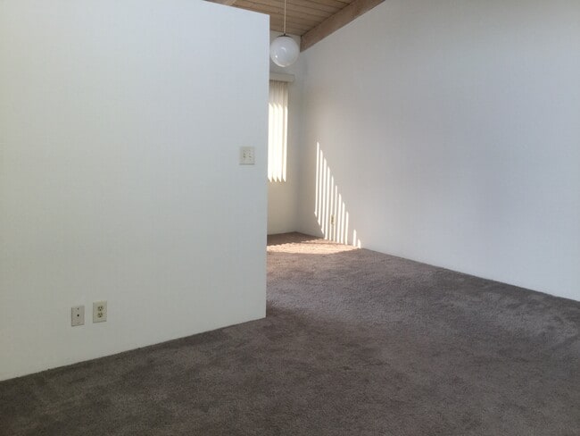 Building Photo - 2493 1/2 S Barrington Ave