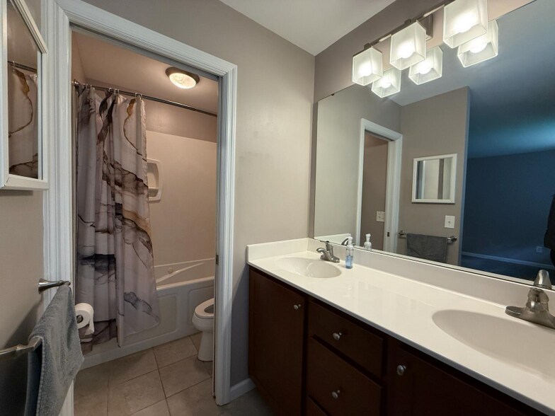 Building Photo - 11350 Meadowside Dr