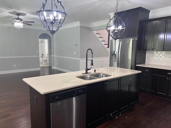 Building Photo - 212 Tulip Dr
