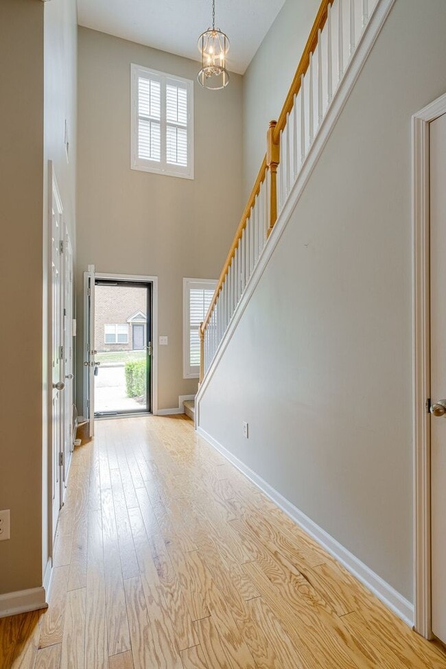 Building Photo - 3 Bed 2.5 Bath Gorgeous Townhome, Availabl...