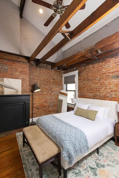 Building Photo - 152 E McMicken Ave