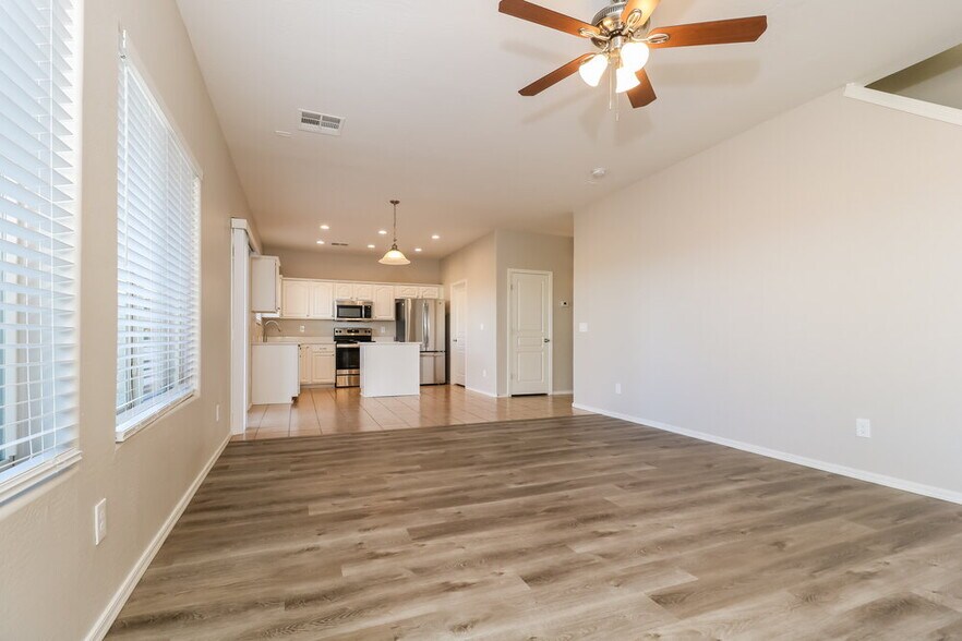 Building Photo - 28779 N Spur Dr