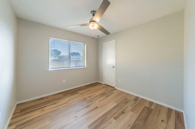 Building Photo - 802 Birchwood Dr