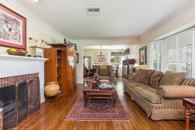 Living Room - 5440 Ben Ave