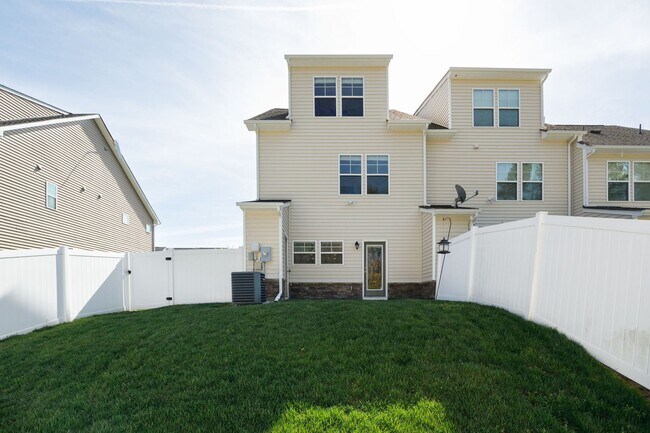 Building Photo - 3 Bedroom Corner Townhome!!! Available Early-Mid April****