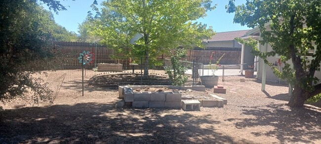 Building Photo - Updated 3 bedroom with A/C and Yard