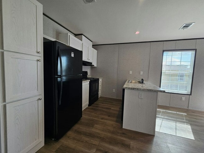 Building Photo - 557 Suwanee Dr