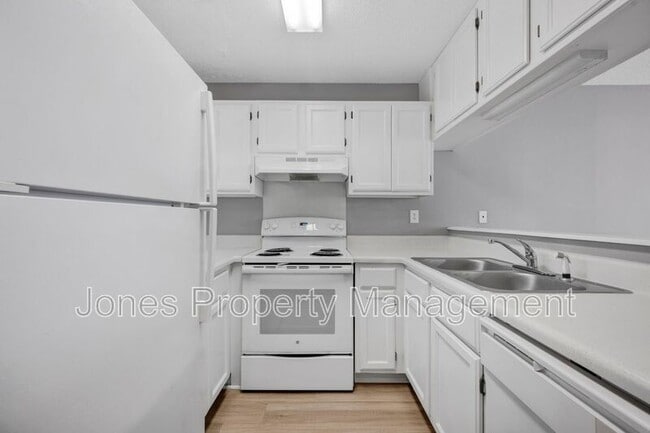 Building Photo - 305 Country Club Dr NE