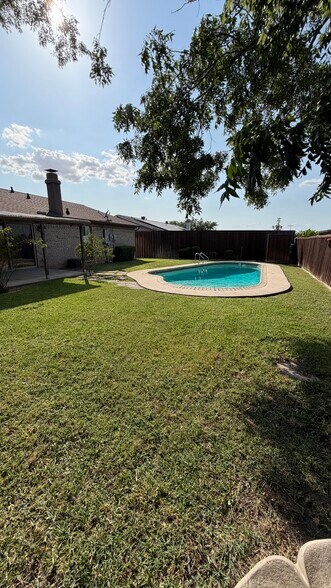 Building Photo - 1803 Redbud Cir