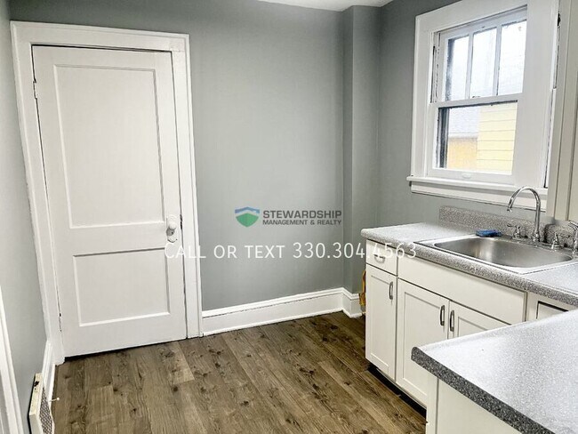 Building Photo - 1012 Brown St