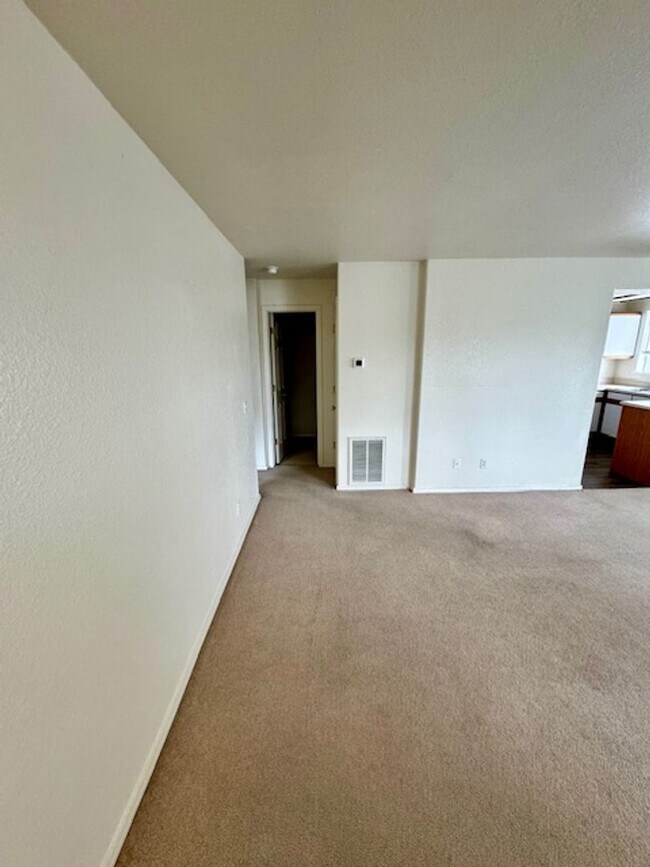 Building Photo - 2 Bedroom 2 Bath Centrally Located Condo