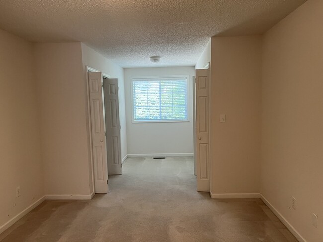 Building Photo - 2 bedroom 2 bath townhouse in The Columns ...