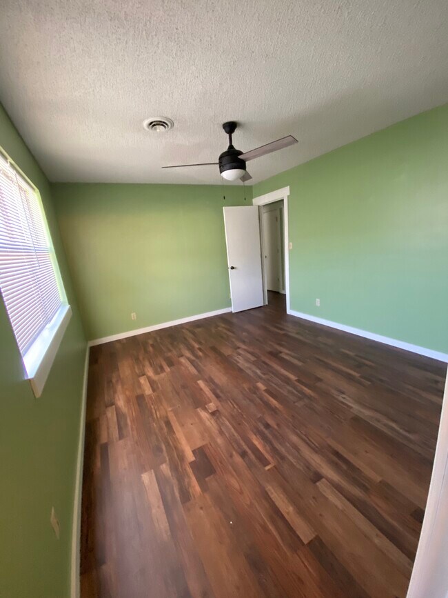 Building Photo - 619 W Edgewood St