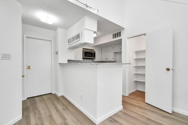Building Photo - 10855 Meadowglen Ln