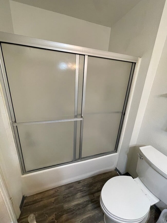 Building Photo - Centrally Located Townhouse!