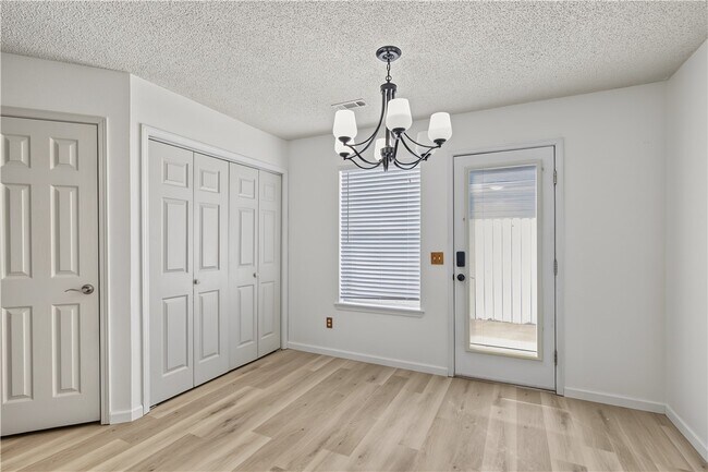 Building Photo - 1602 Parkview Pl