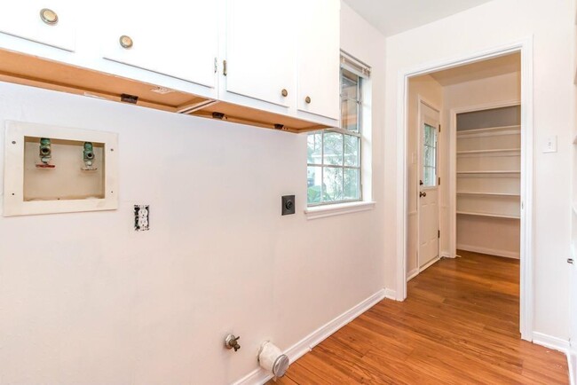 Building Photo - 805 Thornwood Dr