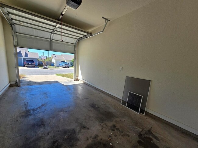 Building Photo - 121 Ivy Ln