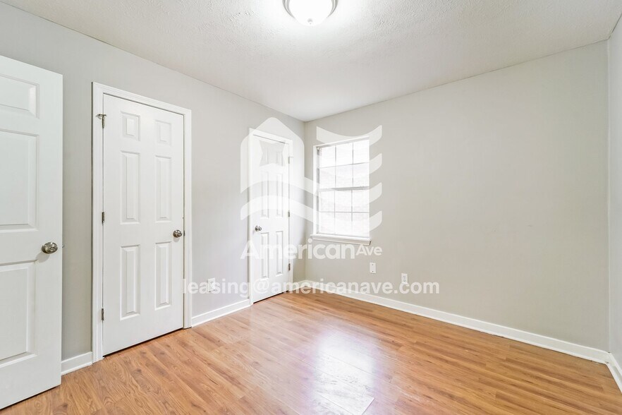Building Photo - 2032 Red Oak Dr