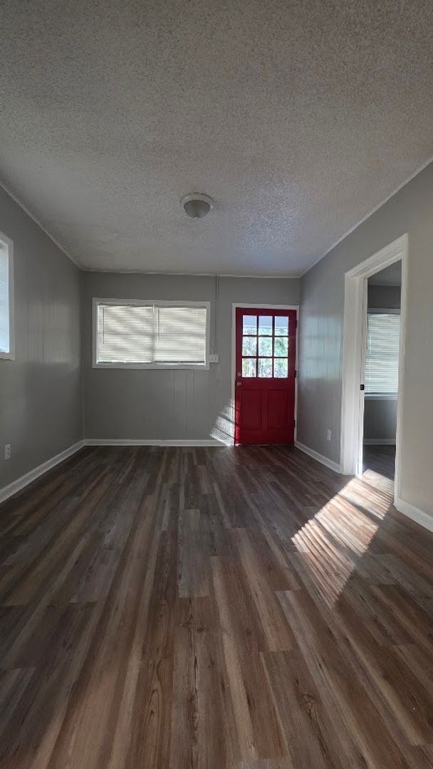 Building Photo - BEAUTIFUL 3 BEDROOM 1 BATH HOME