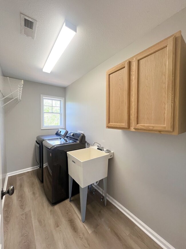 Building Photo - Beautiful 3-Bedroom Home with Bonus Room, ...