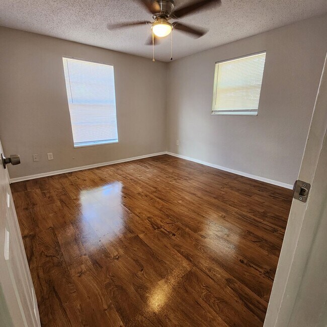 Building Photo - 3/2 Corner Lot Home