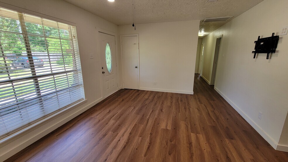 Building Photo - 2100 Hill Top Ct