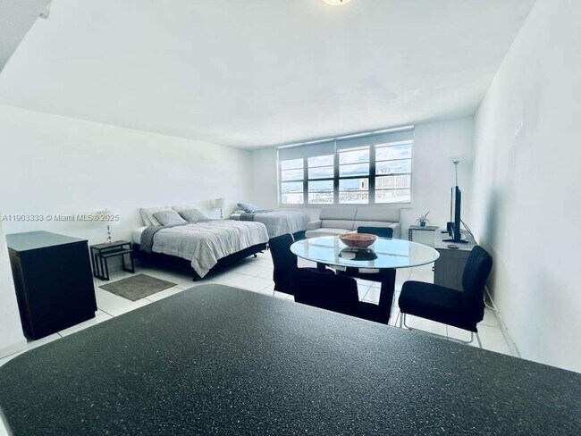 Building Photo - 100 Lincoln Rd