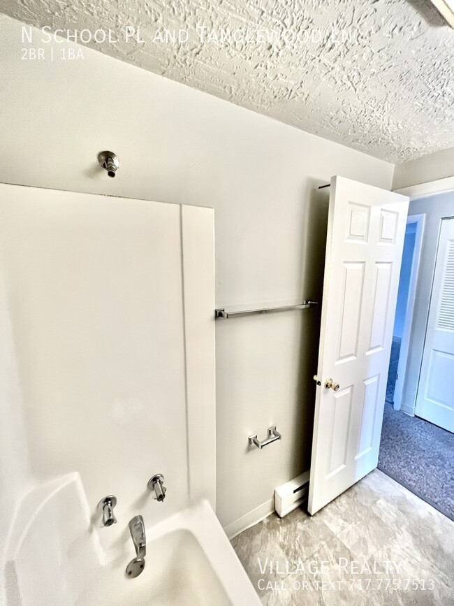 Building Photo - Top Floor! Roomy 2-Bed with A/C & Off-Stre...