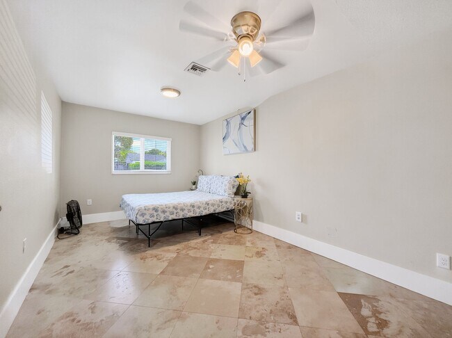 Building Photo - Discover the perfect Naples Park rental just minutes from the beach.