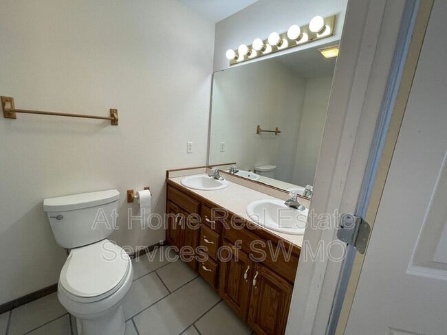 Building Photo - 701 S Pinhook Dr