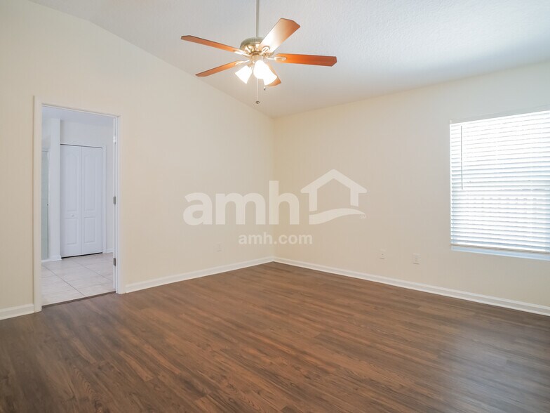 Building Photo - 224 E New England Dr