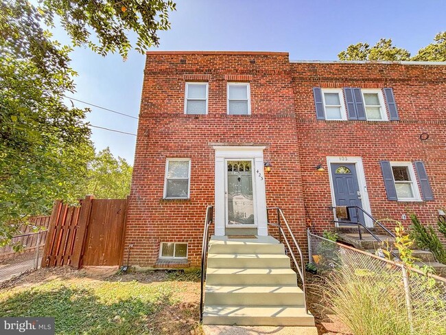Building Photo - 425 Laverne Ave