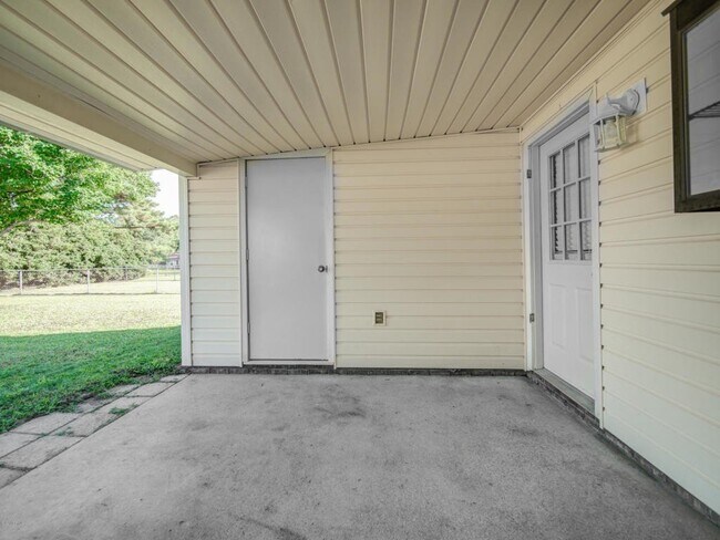 Building Photo - 114 Pine Crest Dr