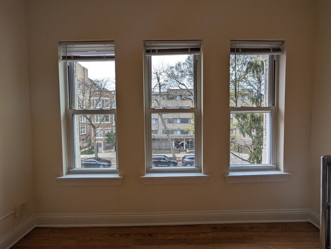 Building Photo - 5417 N Kenmore Ave