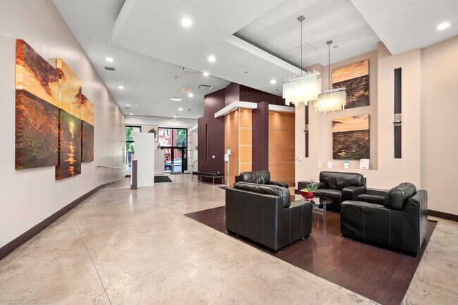 Building Photo - Top Floor Condo in the Gaslamp District!