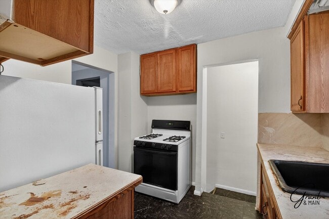 Building Photo - $1050 Charming 2 Bed Home