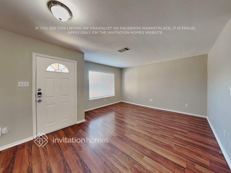 Building Photo - 1919 Carriage Club Dr