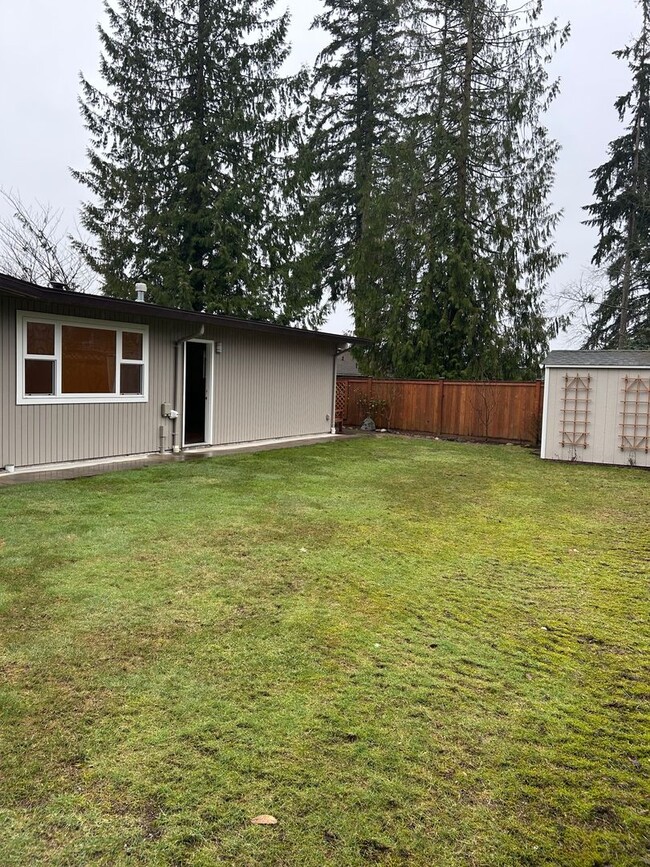 Building Photo - Mid-Century Bellevue Rambler 4 Bedroom 2 B...