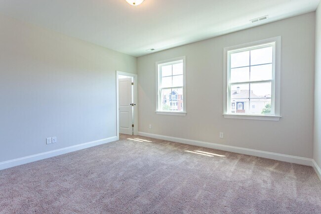 Building Photo - BEAUTIFUL TOWNHOME WITH COMMUNITY POOL