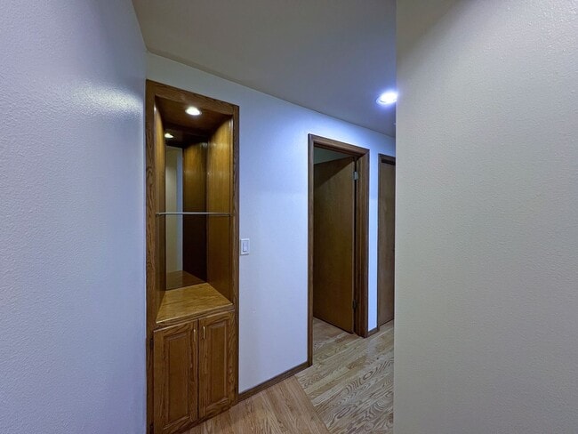 Building Photo - Gated Sound view home Des Moines area, 4 bed plus den 2.5 bath 3900 s/f, Available NOW!!!