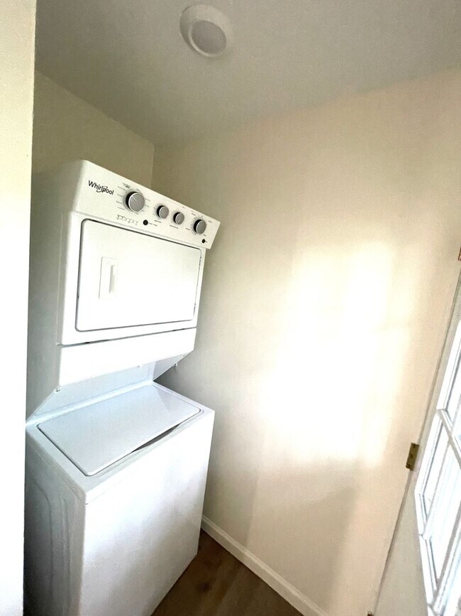 Building Photo - Stadium Street Fully Remodeled 4 bedroom 2 bathroom