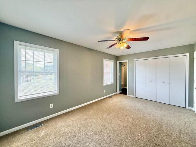 Building Photo - 542 Loop Rd