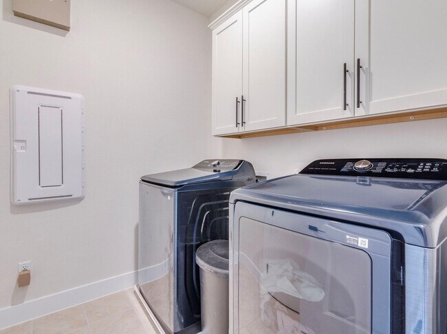 Building Photo - Beautifully upgraded 3 bedroom located on a cul-de-sac - Don't miss out!