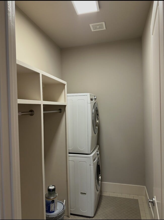 Building Photo - 905 W 15th 1/2 St